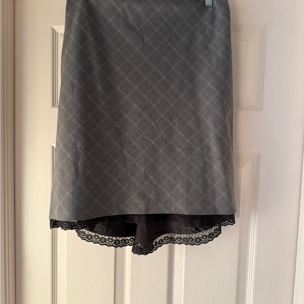 Elegant Gray Skirt with Lace Trim